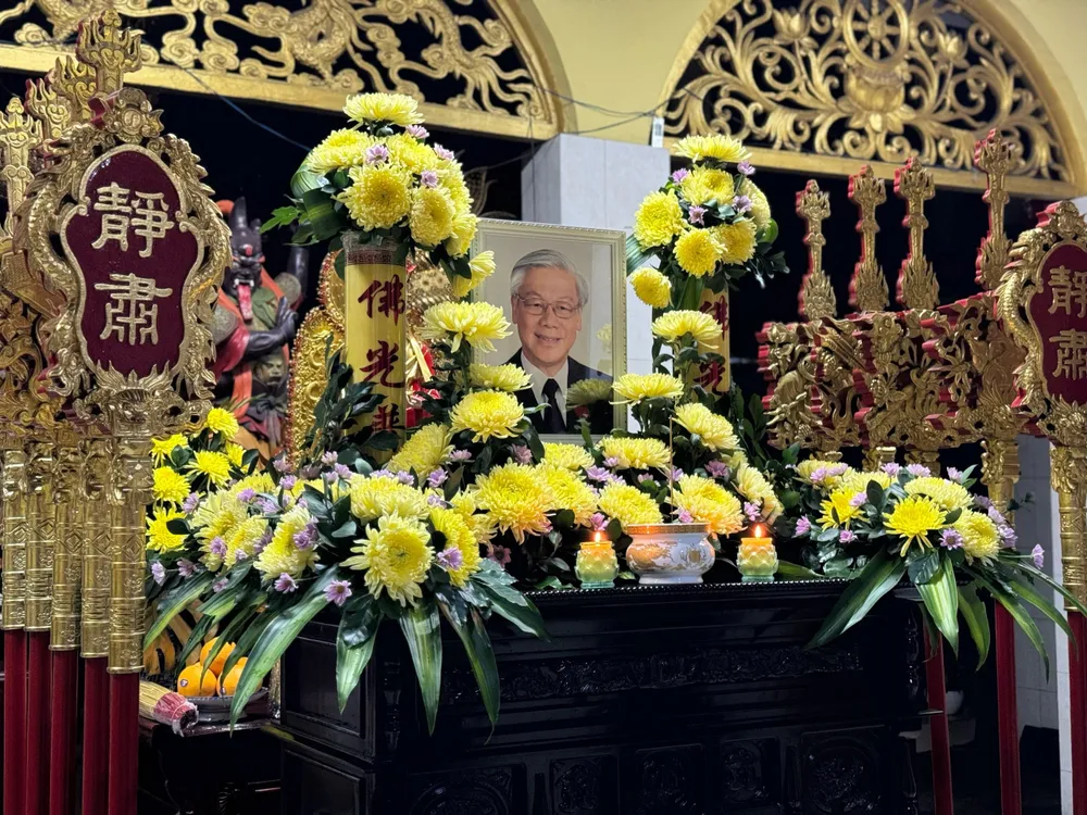 Tại chùa Quảng Đức, bàn thờ Tổng Bí thư Nguyễn Phú Trọng được lập trang nghiêm và đặt ngay sảnh điện trước để người dân đến thắp hương. Ảnh: HỒNG THẮM tong-bi-thu-nguyen-phu-trong-21.jpg