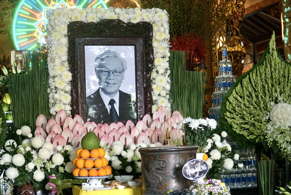 Di ảnh Tổng Bí thư Nguyễn Phú Trọng đã được dời lên chánh điện của chùa Vĩnh Nghiêm, sáng 23-7. Ảnh: BẢO PHƯƠNG tong-bi-thu-nguyen-phu-trong-4.JPG