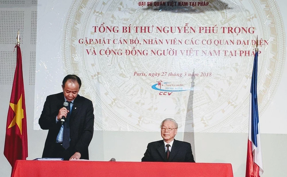 Tổng Bí thư Nguyễn Phú Trọng dự buổi họp mặt với cán bộ, nhân viên các cơ quan đại diện và kiều bào Pháp, ngày 27-3-2018. Ảnh: NVCC tong-bi-thu-nguyen-phu-trong-5.JPG