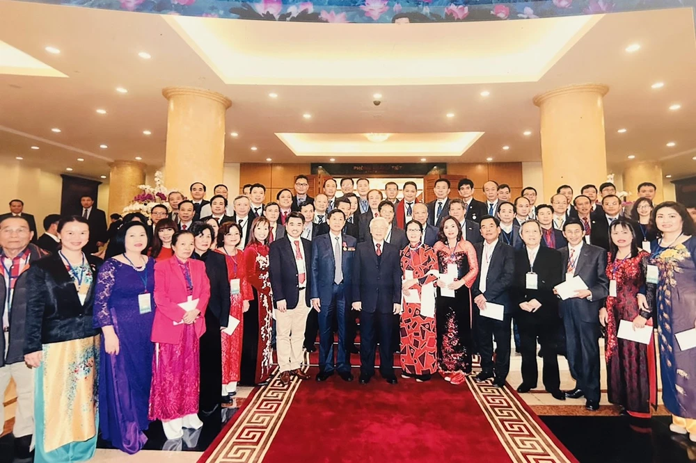 Bà Trần Thị Chang chụp hình lưu niệm cùng Tổng Bí thư Nguyễn Phú Trọng và các đại biểu. Ảnh: NVCC tong-bi-thu-nguyen-phu-trong-7.jpg