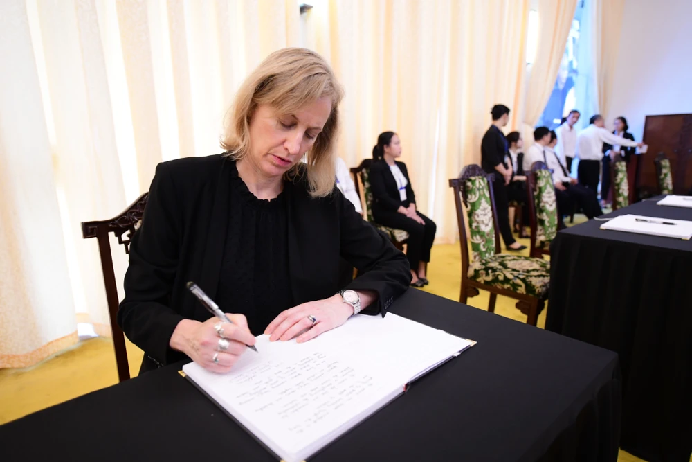 Tổng lãnh sự Mỹ tại TP.HCM Susan Burns viết sổ tang. Ảnh: TTBC QDI_0026.JPG
