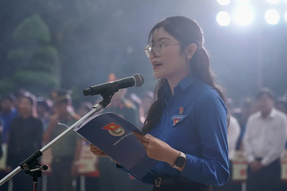 Chủ tịch Hội Sinh viên Trường Cao đẳng Sư phạm Trung ương TP.HCM Nguyễn Hà My phát biểu tại buổi lễ. Ảnh: BẢO PHƯƠNG anh-hung-liet-si-1.jpg