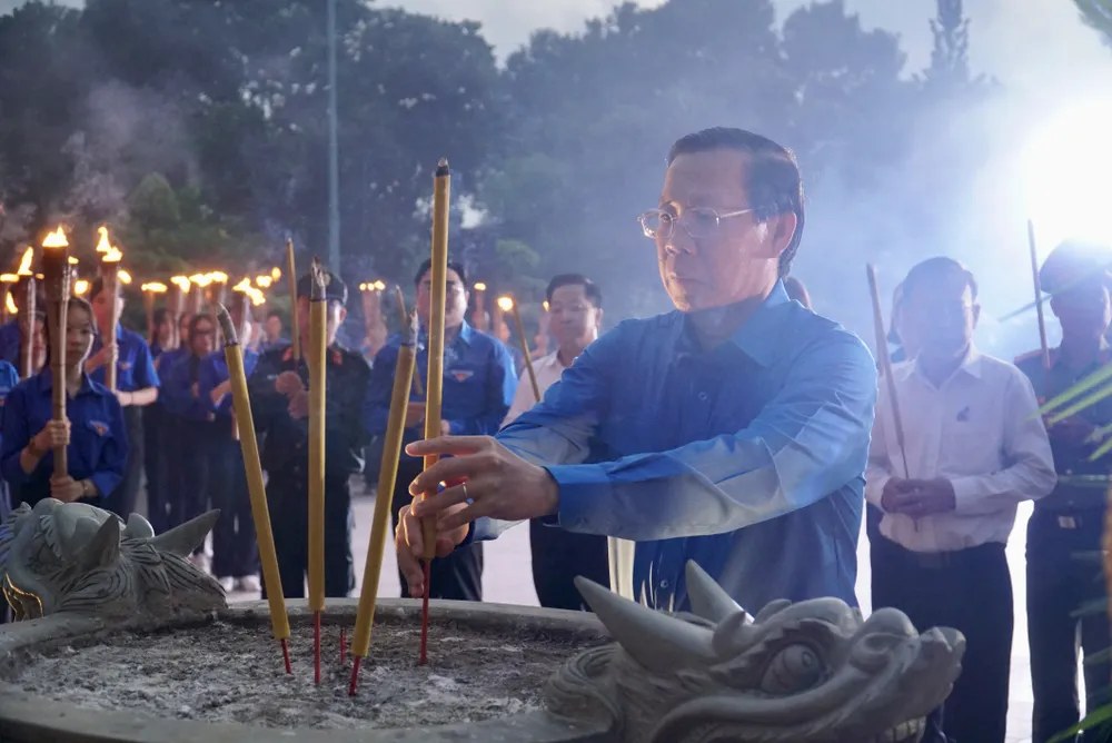 Chủ tịch UBND TP.HCM Phan Văn Mãi dâng hương tưởng niệm các anh hùng liệt sĩ. Ảnh: BẢO PHƯƠNG anh-hung-liet-si-2.jpg