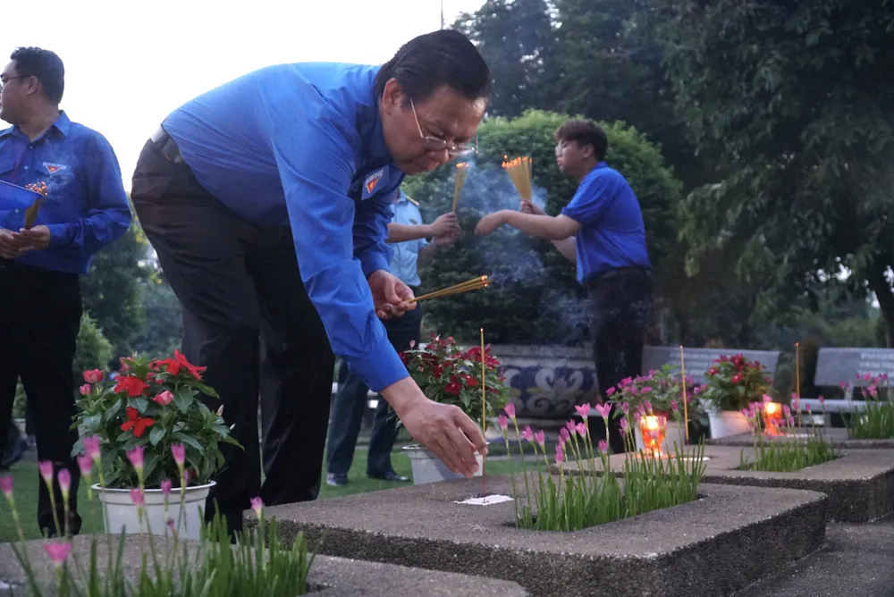 Chủ tịch UBND TP.HCM Phan Văn Mãi dâng hương tại mộ các anh hùng liệt sĩ. Ảnh: BẢO PHƯƠNG anh-hung-liet-si-5.jpg