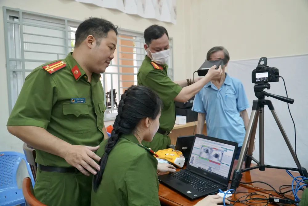 Cán bộ lấy mống mắt cho các 'nhân khẩu đặc biệt'. Ảnh: BẢO PHƯƠNG the-can-cuoc-6.JPG