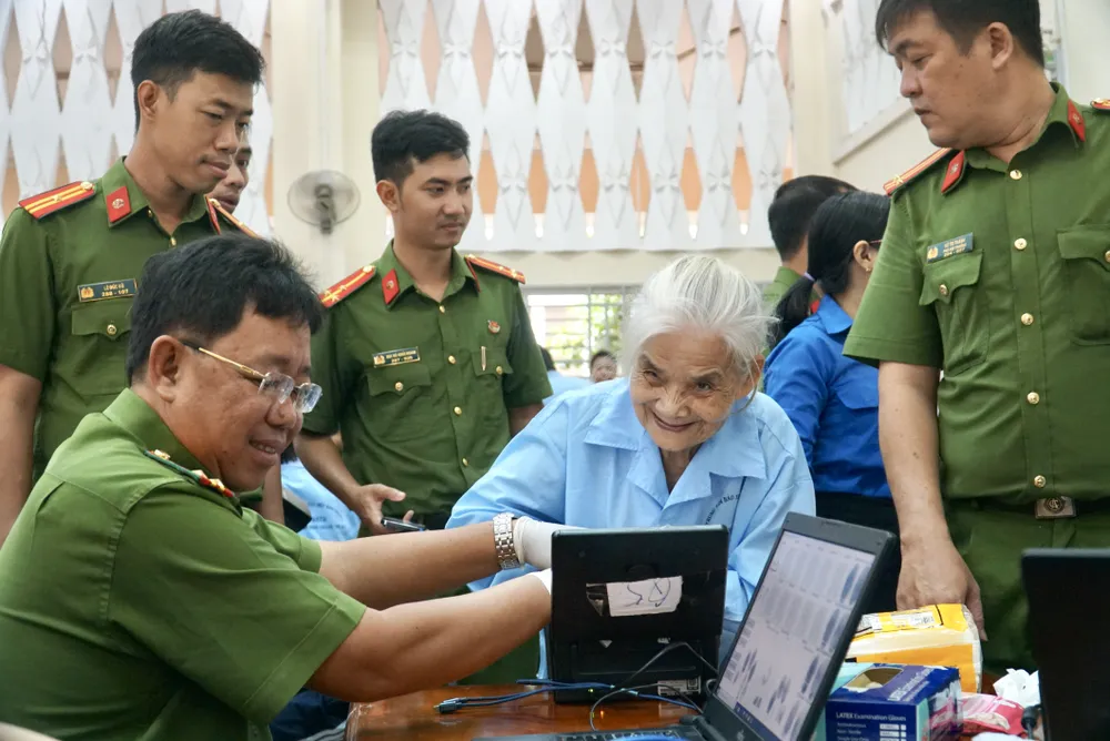 Nhiều trường hợp ở Cơ sở bảo trợ xã hội người tàn tật Hiệp Bình Chánh là những người đã lớn tuổi, lạc mất hoặc từ nhỏ không có giấy tờ tuỳ thân. Ảnh: BẢO PHƯƠNG the-can-cuoc-7.JPG