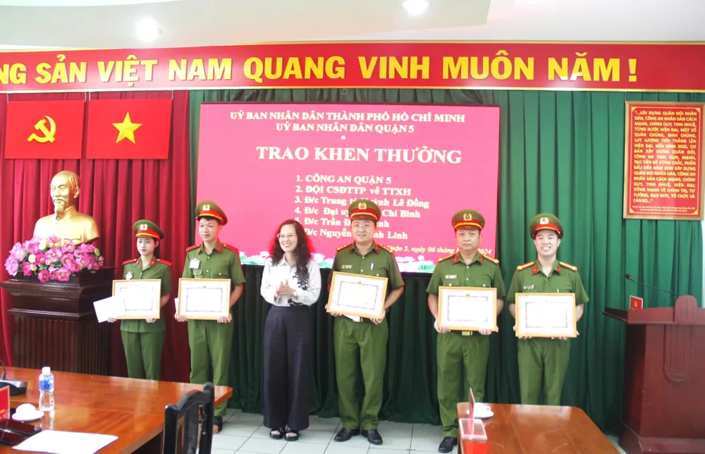 chuyen-moc-tui-sinh-vien-trong-le-tot-nghiep-2.jpg