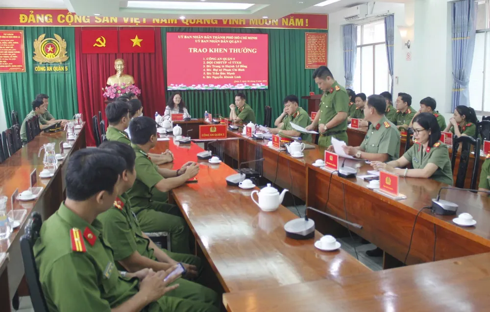 chuyen-moc-tui-sinh-vien-trong-le-tot-nghiep-3.jpg nhóm 8 người chuyên móc túi sinh viên trong lễ tốt nghiệp