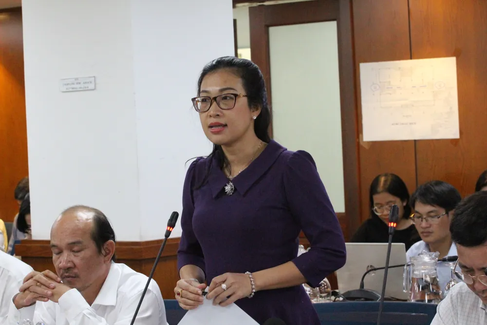Bà Lê Thị Loan, Phó Trưởng Phòng Tổ chức cán bộ, Sở Xây dựng TP.HCM, thông tin tại họp báo. Ảnh: THÀNH NHÂN sở xây dựng