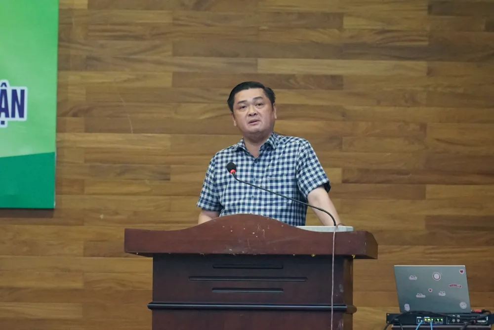 Ông Lê Lợi, Trưởng phòng TN&MT quận 7 cho hay quận đang thí điểm thu phí dịch vụ thu gom rác qua phần mềm công nghệ Grac. Ảnh: BẢO PHƯƠNG DSC01565.JPG