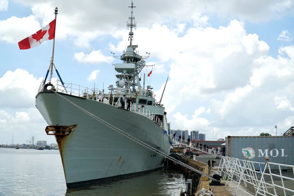 tàu Hải quân Hoàng gia Canada Montréal