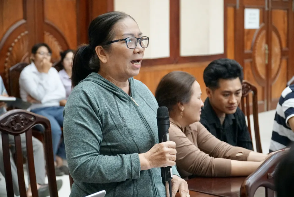 Cán bộ khu phố góp ý tại hội nghị. Ảnh: BẢO PHƯƠNG thi-diem-thu-phi-dich-vu-thu-gom-rac-2.JPG