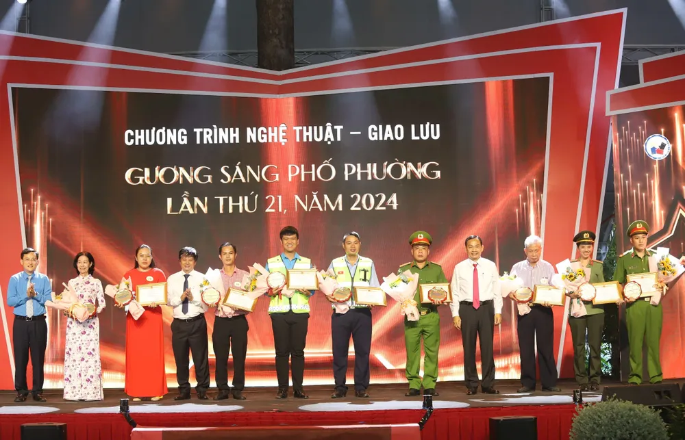Các tấm gương được tuyên dương tại chương trình giao lưu “Gương sáng phố phường” lần thứ 21. Ảnh: BẢO PHƯƠNG “Gương sáng phố phường”