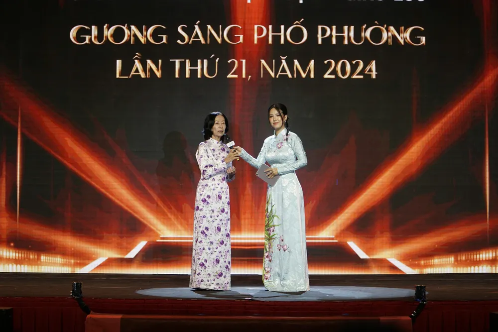 Bà Trần Xuân Mỹ chia sẻ tại chương trình giao lưu “Gương sáng phố phường” lần thứ 21. Ảnh: BẢO PHƯƠNG guong-sang-pho-phuong-3.jpg