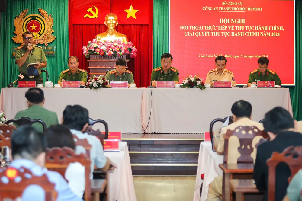 Đại diện các phòng, đơn vị thuộc Công an TP.HCM trả lời các vấn đề về thủ tục hành chính mà người dân, doanh nghiệp quan tâm. Ảnh: N.T luat-can-cuoc-2023-1.jpg