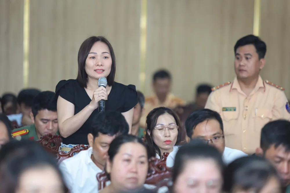 Người dân đặt câu hỏi về các vấn đề liên quan thủ tục hành chính như các quy định mới của Luật Căn cước 2023,... Ảnh: N.T Luật Căn cước 2023