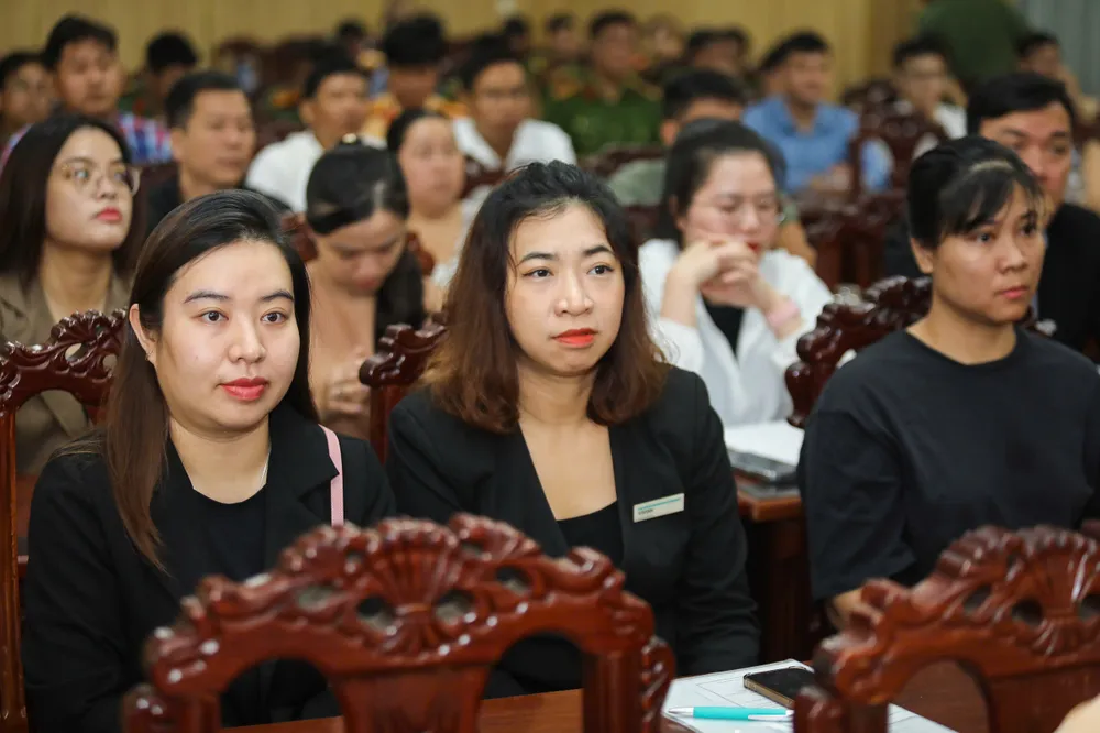 Người dân, đại diện các doanh nghiệp... tham gia hội nghị. Ảnh: N.T luat-can-cuoc-2023-5.jpg