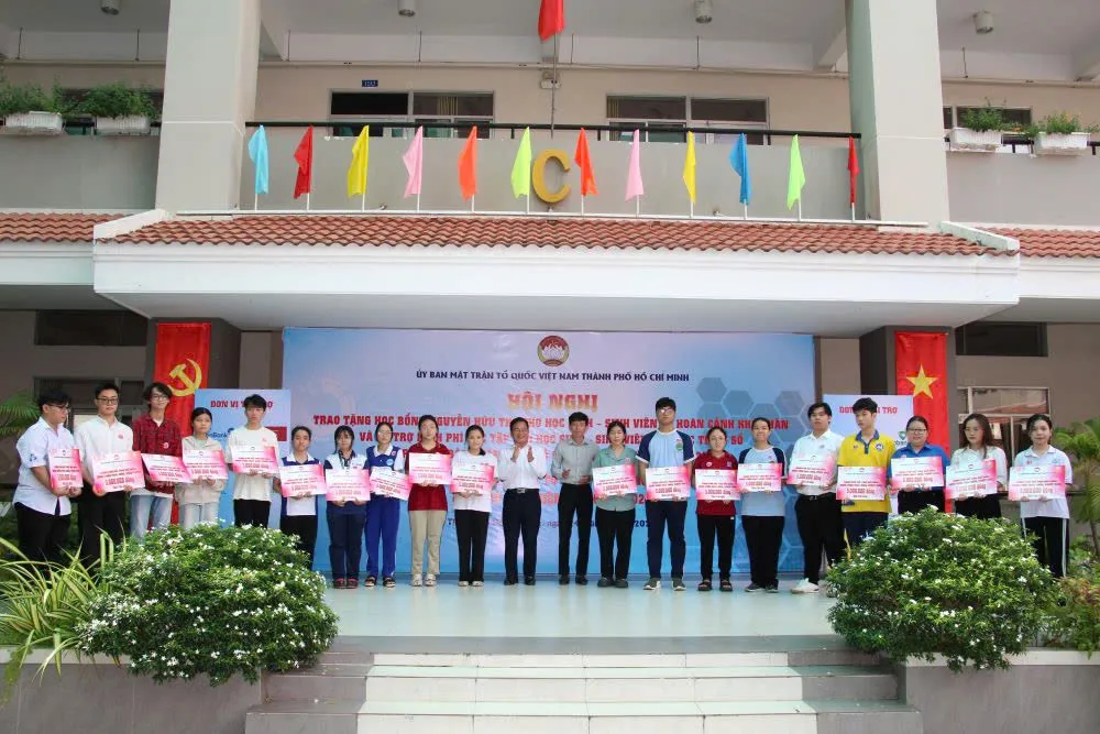 Ban tổ chức đã trao tượng trưng 100 suất học bổng cho học sinh các quận, huyện và TP Thủ Đức. Ảnh: V.H suat-hoc-bong-1.jpg