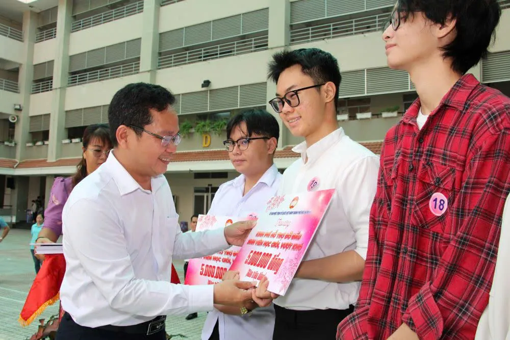 Phó Chủ tịch Uỷ ban MTTQ Việt Nam TP.HCM Phạm Minh Tuấn trao các suất học bổng cho đại diện sinh viên, học sinh khó khăn. Ảnh: V.H suất học bổng