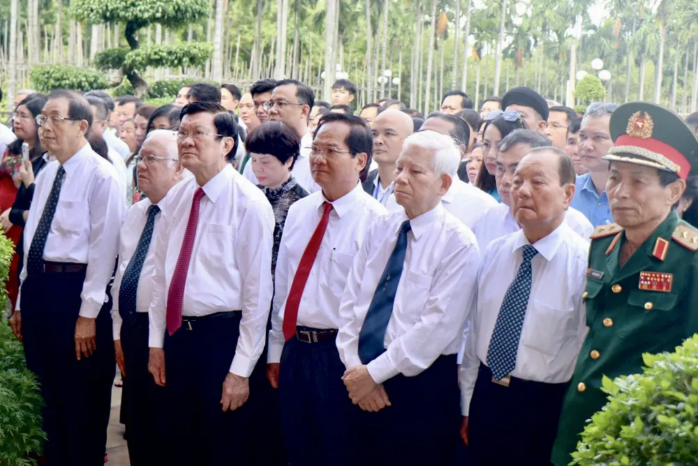 Đoàn đại biểu đã đến dâng hương tại Đài tưởng niệm các liệt sĩ hy sinh tại Nhà thương Giếng nước. Ảnh: BẢO PHƯƠNG huyen-hoc-mon-2.jpg huyện Hóc Môn