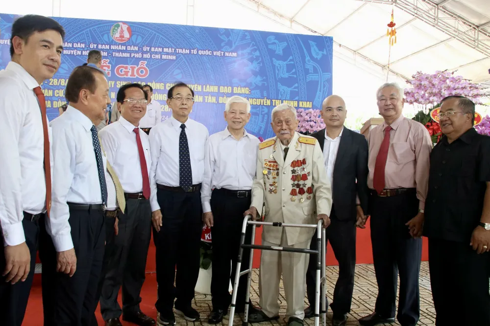 Đại biểu chụp hình lưu niệm sau buổi lễ. Ảnh: BẢO PHƯƠNG huyen-hoc-mon-3.jpg
