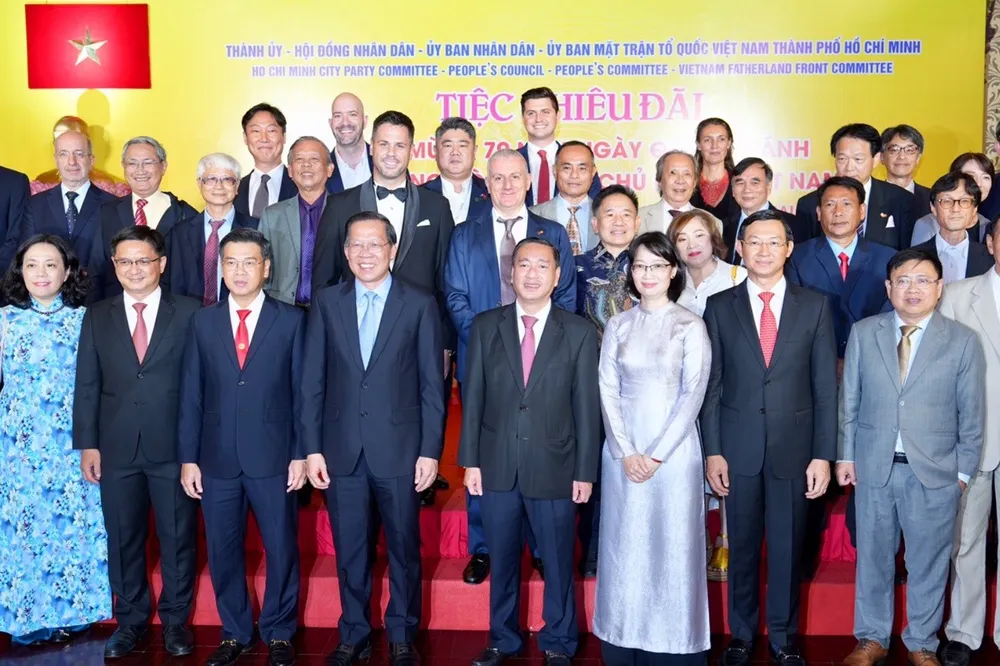 Lãnh đạo TP.HCM chụp hình lưu niệm với đại diện lãnh sự đoàn, các cơ quan nước ngoài... Ảnh: BẢO PHƯƠNG phan-van-mai-3.jpg phan văn mãi
