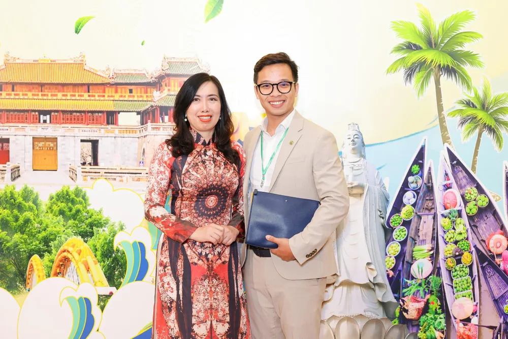 PGS.TS Trần Lê Hưng cùng Thứ trưởng Bộ Ngoại giao Lê Thị Thu Hằng tại Hội nghị người Việt Nam ở nước ngoài toàn thế giới lần thứ 4, tháng 8-2024. Ảnh: NVCC IMG_0344.JPG