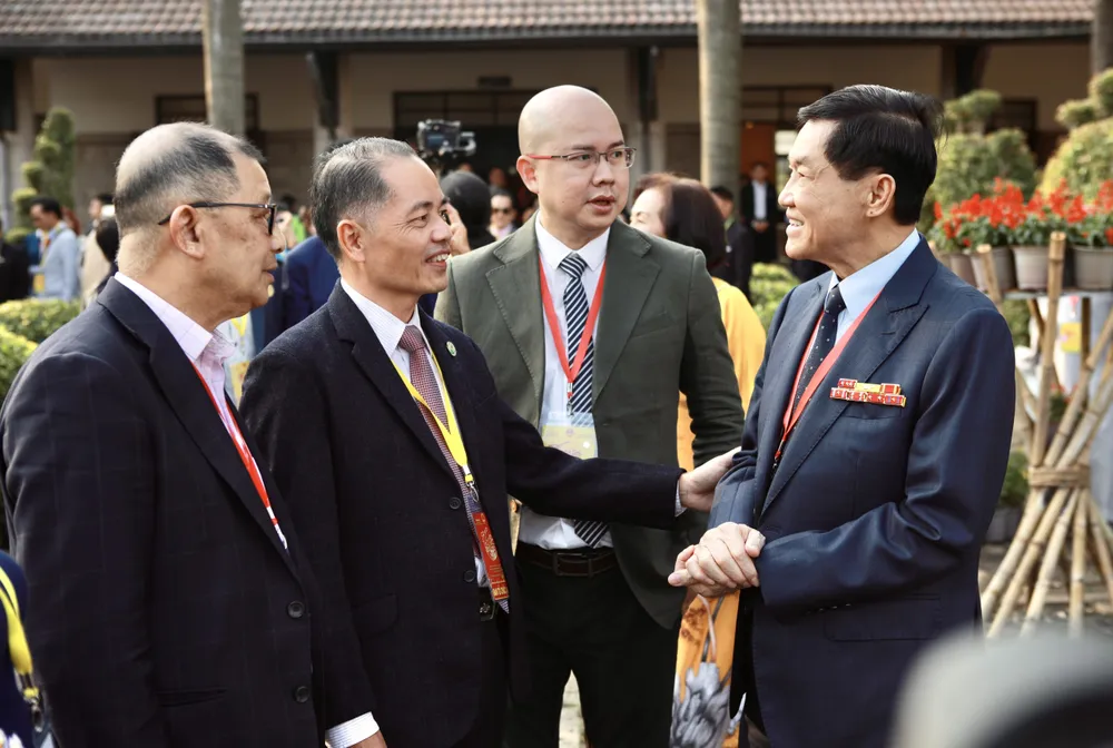 Ông Danny Võ Thành Đăng, kiều bào Singapore (thứ 3, trái sang) cùng ông Trần Đức Hiển, Phó Chủ nhiệm Ủy ban về người Việt Nam ở nước ngoài TP.HCM (thứ 2, trái sang) trao đổi với kiều bào, tháng 2-2024. Ảnh: NGUYỆT NHI kieu-bao-quay-ve-12.jpg
