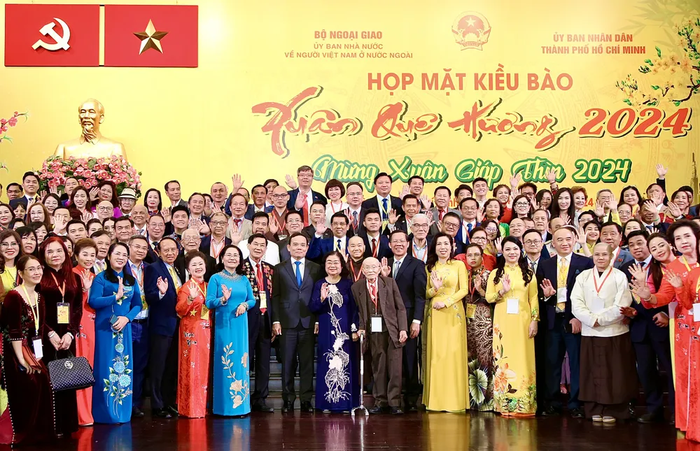 Lãnh đạo Trung ương và TP.HCM gặp kiều bào đầu xuân, tháng 2-2024. Ảnh: HOÀNG GIANG kieu-bao-quay-ve-5.jpg