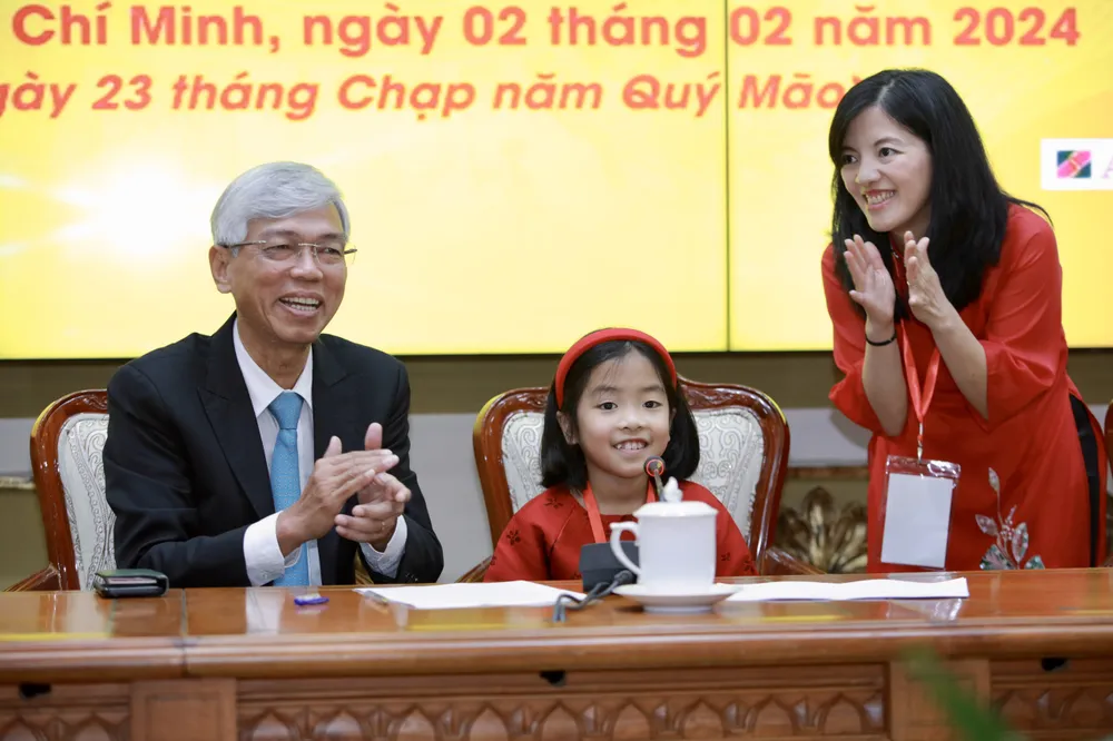 Phó Chủ tịch UBND TP.HCM Võ Văn Hoan gặp gỡ kiều bào nhỏ tuổi nhất tham dự chương trình Xuân Quê hương năm 2024. Ảnh: NGUYỆT NHI kieu-bao-quay-ve-7.jpg