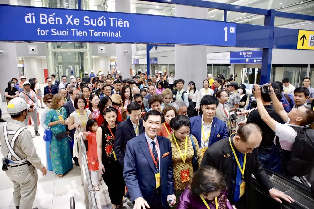 Kiều bào trải nghiệm tuyến metro 1, Bến Thành - Suối Tiên khi tham gia chương trình Xuân Quê hương 2024 tại TP.HCM. Ảnh: NGUYỆT NHI kieu-bao-quay-ve-9.jpg