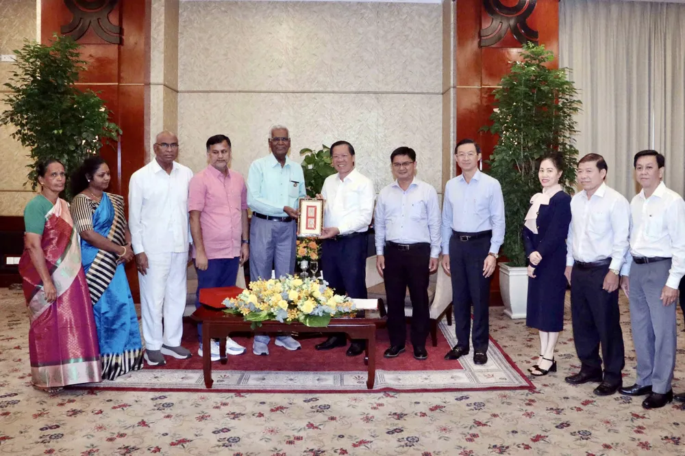Đoàn đại biểu chụp hình lưu niệm sau buổi tiếp. Ảnh: BẢO PHƯƠNG tong-bi-thu-dang-cong-san-an-do-1.jpg