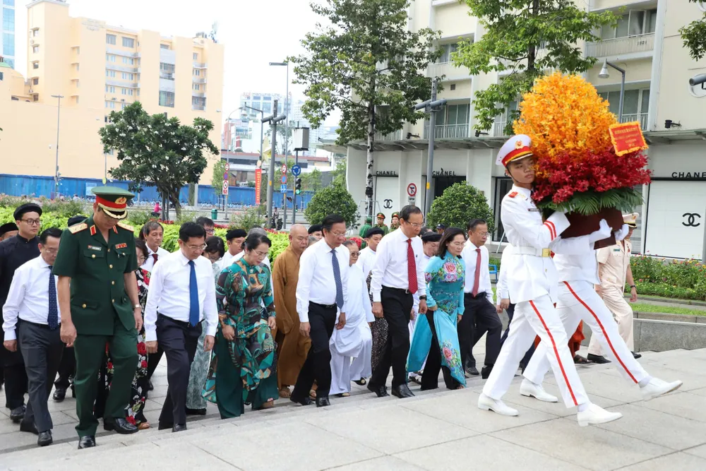 Đoàn đại biểu TP.HCM đến dâng hoa tưởng niệm Chủ tịch Hồ Chí Minh tại Công viên Tượng đài Chủ tịch Hồ Chí Minh. Ảnh: BẢO PHƯƠNG dang-hoa-chu-tich-ho-chi-minh-1.jpg dâng hoa Chủ tịch Hồ Chí Minh