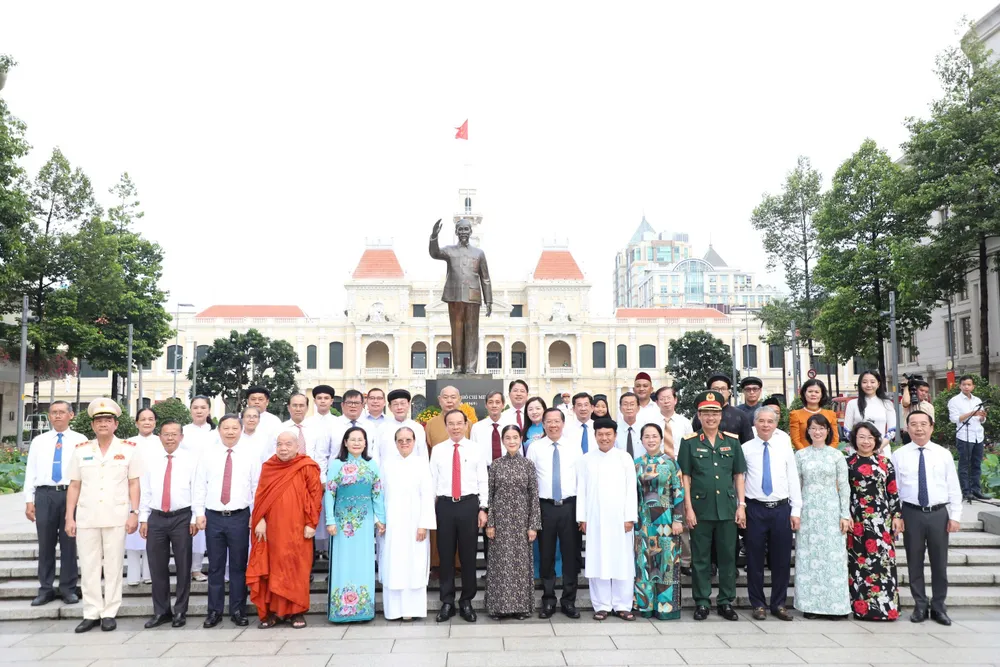 Đoàn đại biểu TP.HCM chụp hình lưu niệm tại Công viên Tượng đài Chủ tịch Hồ Chí Minh. Ảnh: BẢO PHƯƠNG dang-hoa-chu-tich-ho-chi-minh-2.jpg