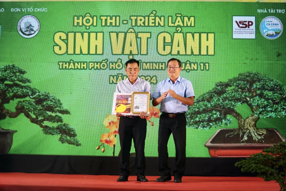 Lãnh đạo quận 11 trao giải đặc biệt cho nghệ nhân Phan Hồng Hải. Ảnh: QUANG VINH hoi-thi-trien-lam-sinh-vat-canh-6.JPG