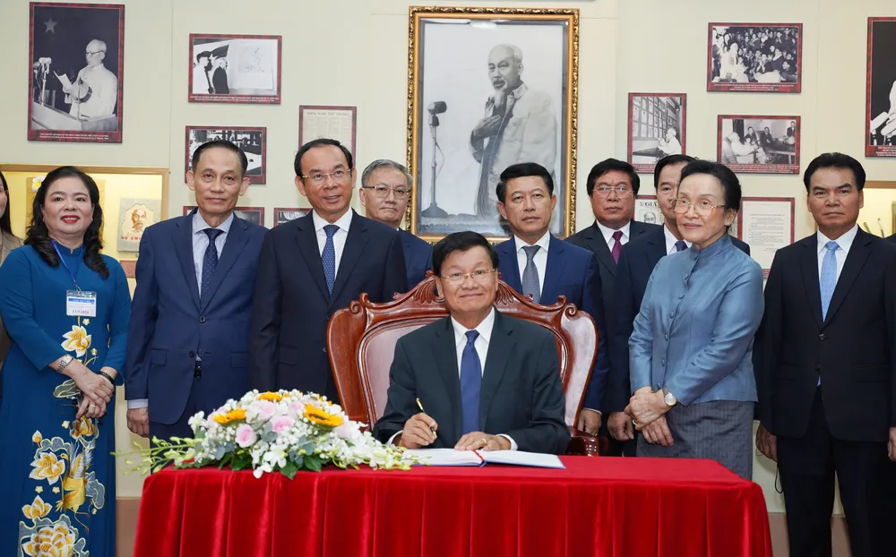 Tổng Bí thư, Chủ tịch nước Lào Thongloun Sisoulith viết sổ lưu niệm. chu-tich-nuoc-lao-10.jpg