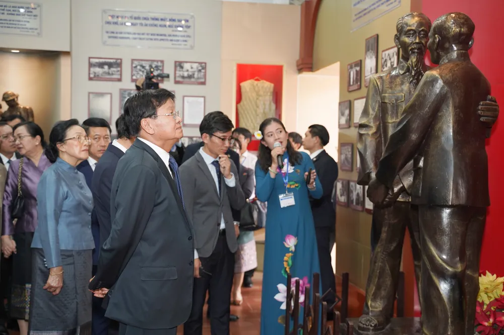 Tổng Bí thư, Chủ tịch nước Lào Thongloun Sisoulith tham quan Bảo tàng Hồ Chí Minh. chu-tich-nuoc-lao-11.jpg