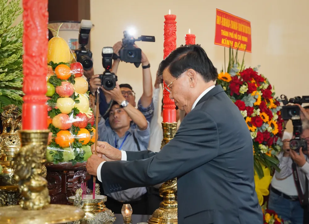 Tổng Bí thư, Chủ tịch nước Lào Thongloun Sisoulith dâng hương lên Chủ tịch Hồ Chí Minh. chu-tich-nuoc-lao-13.jpg