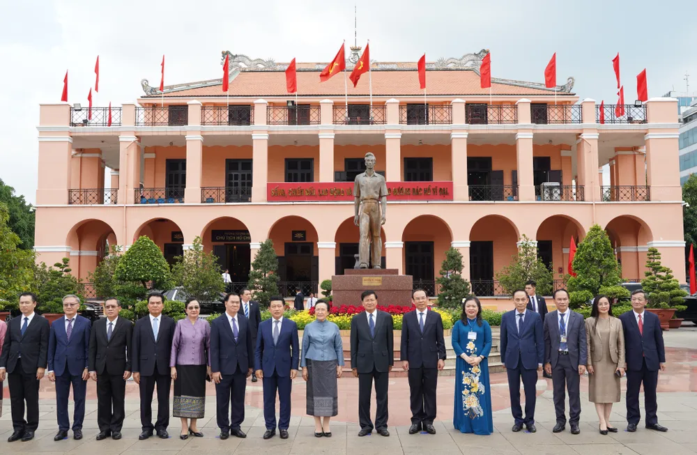 Đoàn đại biểu chụp hình lưu niệm trước Bảo tàng Hồ Chí Minh. chu-tich-nuoc-lao-14.jpg