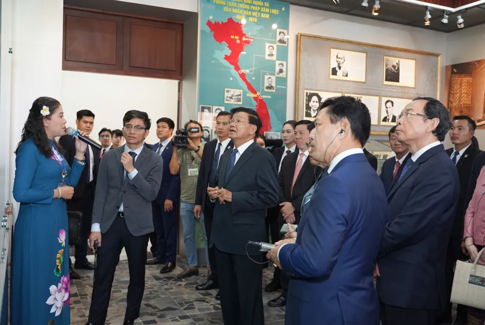 Đại biểu cấp cao Đảng, Nhà nước Lào nghe hướng dẫn viên giới thiệu về các kỉ vật được trưng bày tại Bảo tàng Hồ Chí Minh. chu-tich-nuoc-lao-16.jpg