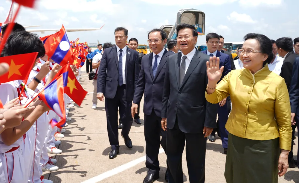 Tổng Bí thư, Chủ tịch nước Lào và Phu nhân đến sân bay quốc tế Tân Sơn Nhất, TP.HCM. Hoạt động đầu tiên của Tổng Bí thư, Chủ tịch nước Lào và Phu nhân tại TP.HCM