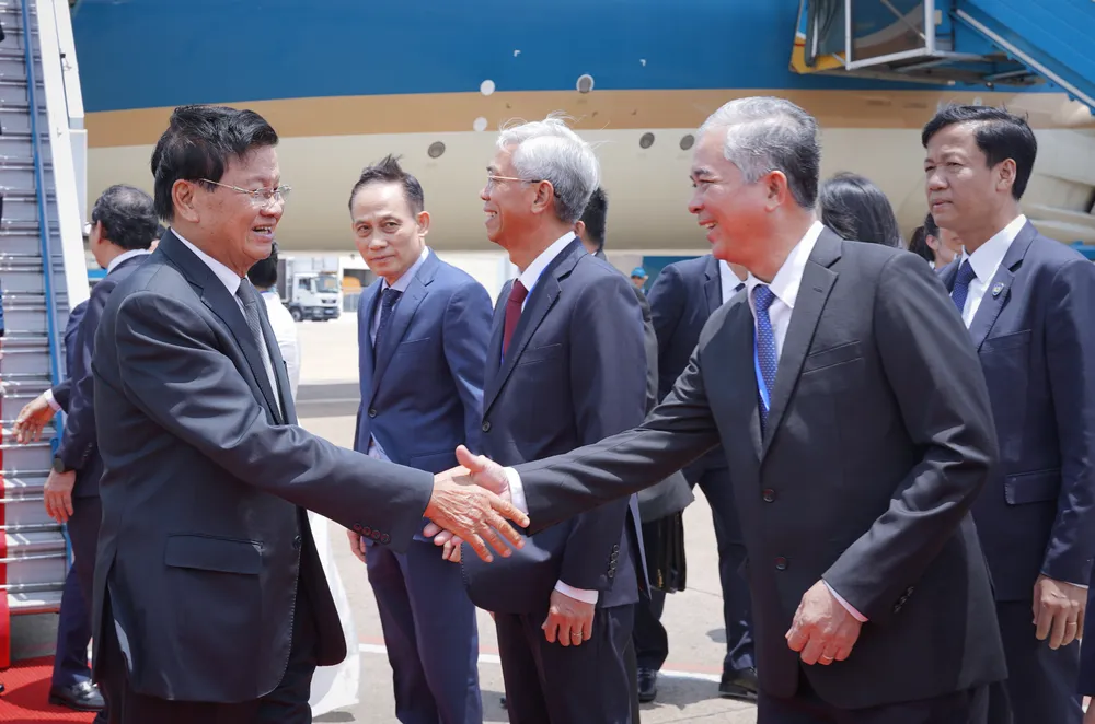 Tổng Bí thư, Chủ tịch nước Lào Thongloun Sisoulith bắt tay với ông Ngô Minh Châu, Trưởng ban Nội chính Thành ủy TP.HCM. chu-tich-nuoc-lao-4.jpg