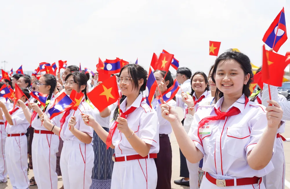 Các bạn học sinh, sinh viên, đoàn viên thanh niên, thiếu nhi Việt Nam và Lào vẫy cờ hai nước chào mừng đoàn đại biểu cấp cao Đảng, Nhà nước Lào trong không khí hân hoan. chu-tich-nuoc-lao-5.jpg