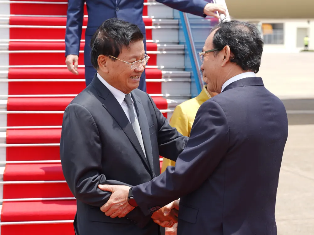 Bí thư Thành ủy TP.HCM Nguyễn Văn Nên cùng các lãnh đạo Thành ủy, HĐND, UBND, Ủy ban MTTQ Việt Nam TP.HCM đón Tổng Bí thư, Chủ tịch nước Lào Thongloun Sisoulith. chu-tich-nuoc-lao-6.jpg