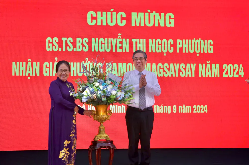 Phó Bí thư Thành uỷ, Chủ tịch Uỷ ban MTTQ Việt Nam TP.HCM Nguyễn Phước Lộc trao hoa chúc mừng. Ảnh: NGUYỆT NHI gs-nguyen-thi-ngoc-phuong-2.jpg