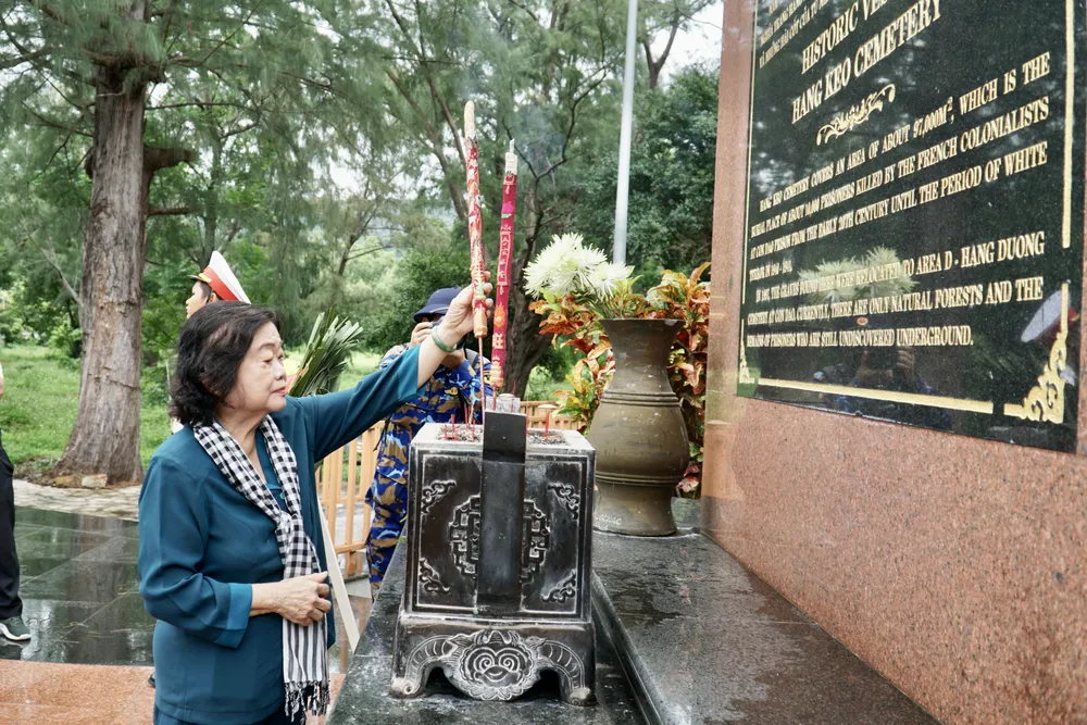 Bà Trương Mỹ Hoa dâng hương tại Nghĩa trang Hàng Keo. huyen-con-dao-1.JPG