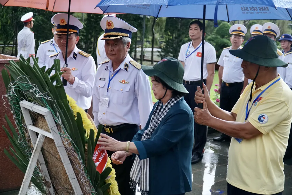 Đoàn dâng hoa tại Nghĩa trang Hàng Dương. Ảnh: BẢO PHƯƠNG huyen-con-dao-2.JPG