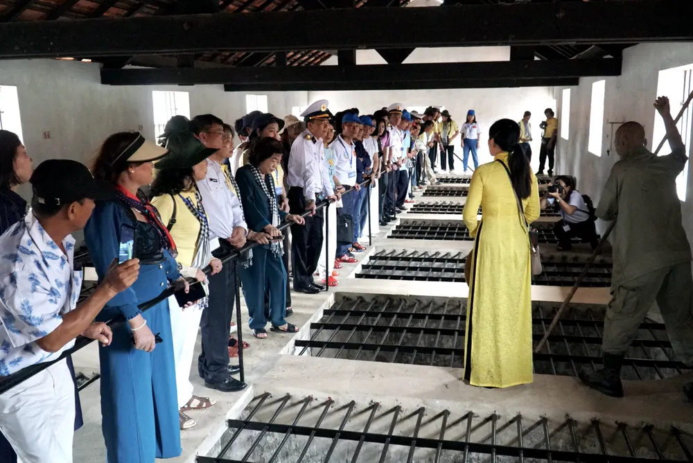 Đoàn đại biểu tham quan chuồng cọp tại Nhà tù Côn Đảo. Đây từng là nơi bà Trương Mỹ Hoa cùng đồng đội bị giam cầm. Ảnh: BẢO PHƯƠNG huyen-con-dao-8.JPG