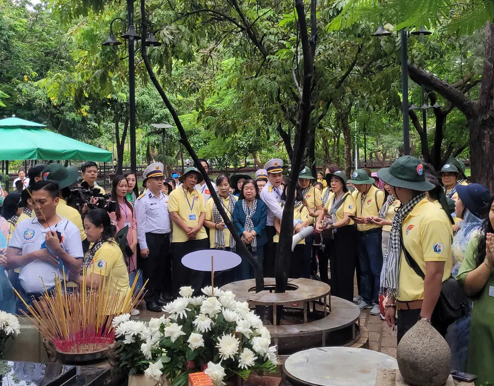 Đoàn thăm mộ anh hùng liệt sĩ Võ Thị Sáu tại Nghĩa trang Hàng Dương. Ảnh: BẢO PHƯƠNG z5829676676591_ab251c0baf786e336c59ebc9491ff68b.jpg