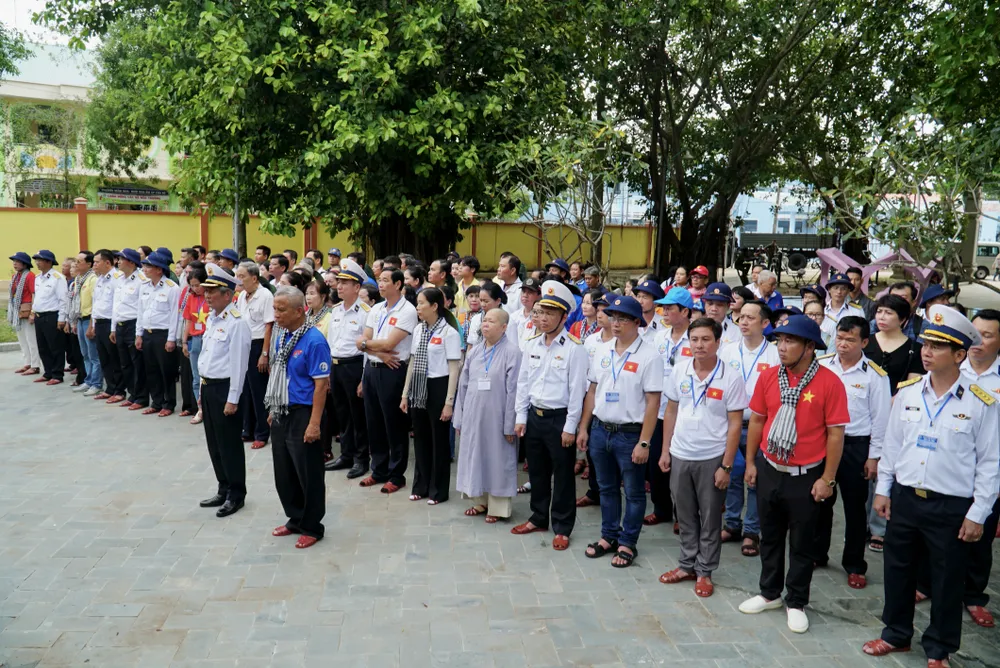 Đoàn công tác dâng hương tại đền thờ Thổ Châu. Ảnh: BẢO PHƯƠNG doan-cong-tac-tay-nam-5.JPG